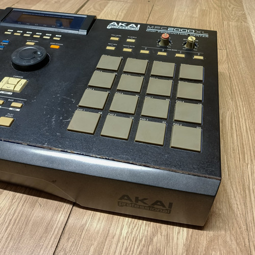 AKAI MPC 2000 XL 8 Outs Blue With Skin - Foto 2 di 12