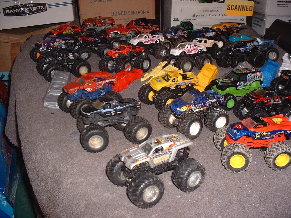 MONSTER JAM DIE-CAST TRUCK LOT 1:64 SCALE 30 TRUCKS AS FOUND - Image 2 of 4