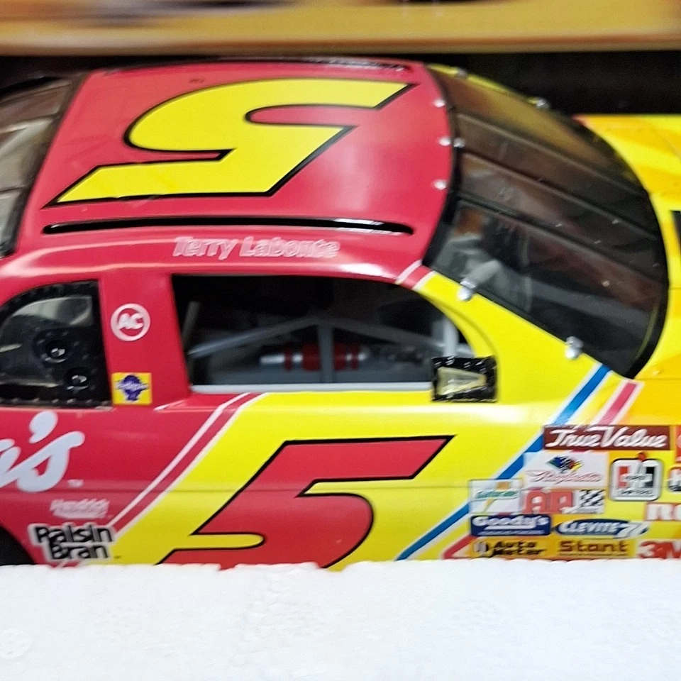 Terry Labonte #5 Kellogg's Honey Crunch Nascar 1/18 Ertl Prestige Series (K) - Image 3 of 4