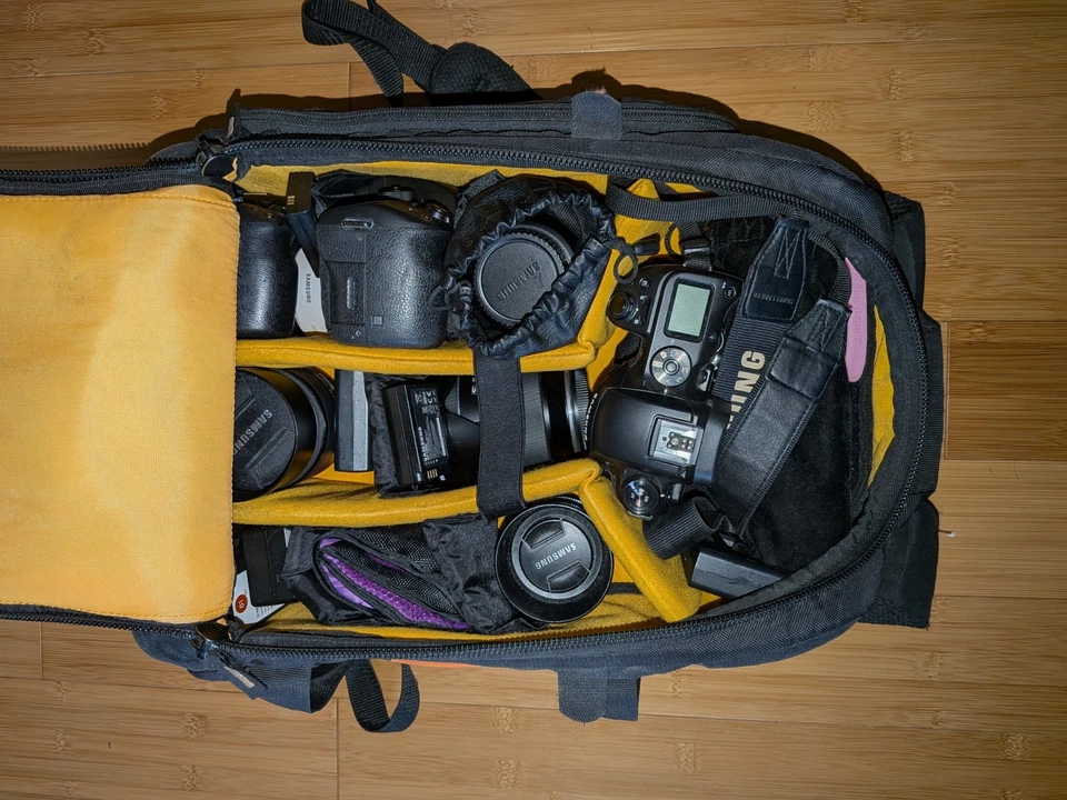 Pacote de câmera Samsung NX1, Samsung NX30 com lentes, acessórios e bolsa - Imagem 2 de 2