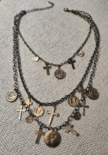 Collar de 3 hilos con dijes estilo monedas y dijes cruzados cadenas gris metalizado