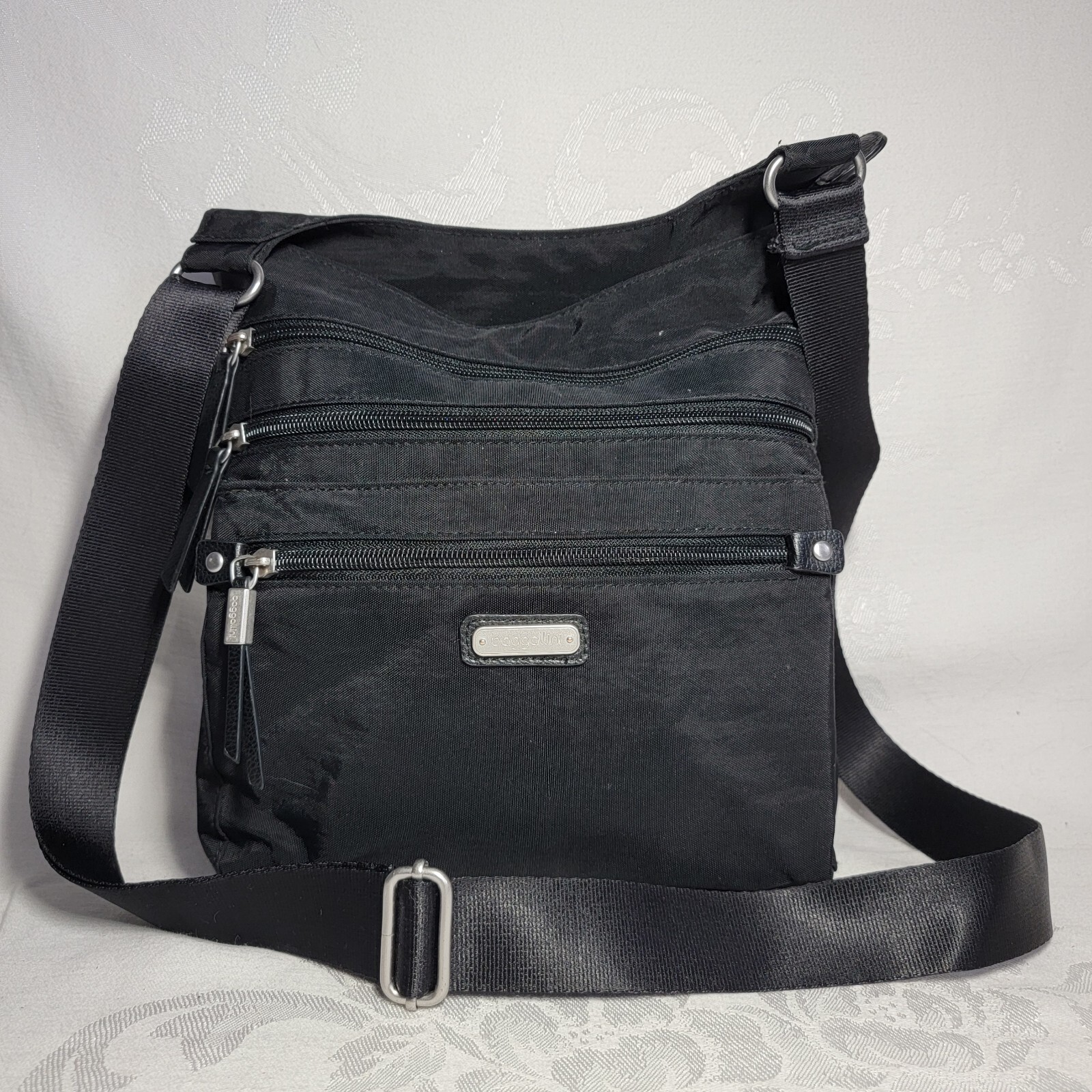 Baggallini Purse Crossbody Bag Black 4 Zipper Compartments Organizer Travel