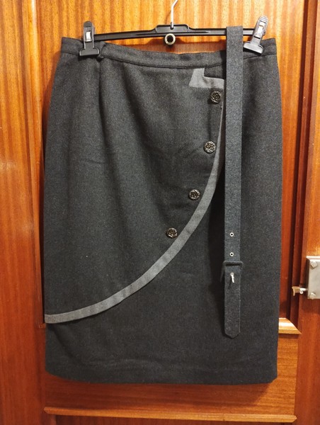 Falda gris oscuro para señora de Walter