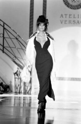 Yasmeen Ghauri model in a Atelier Versace fashion show 1993 Old Photo 7