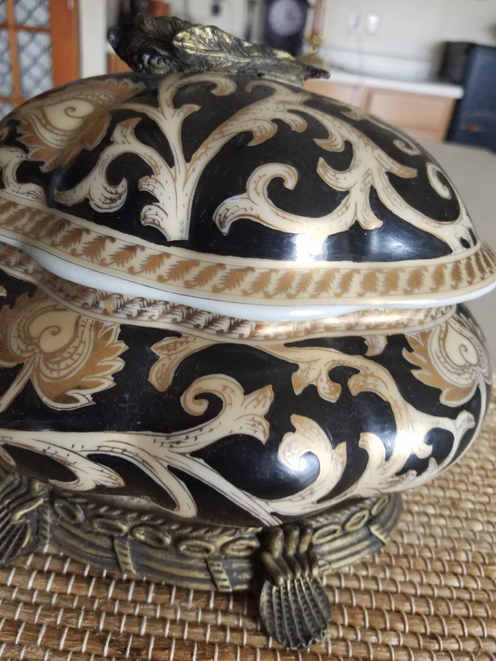 Cuenco decorativo con tapa negro con diseños florales en relieve dorado Foto 2 de 4