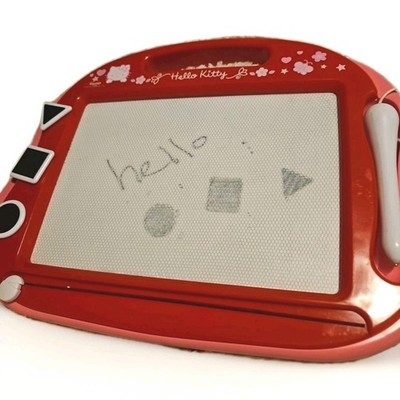 2011 Hello Kitty Etch A Sketch (magnetisches Zeichenbrett) rosa rot Sarino funktioniert