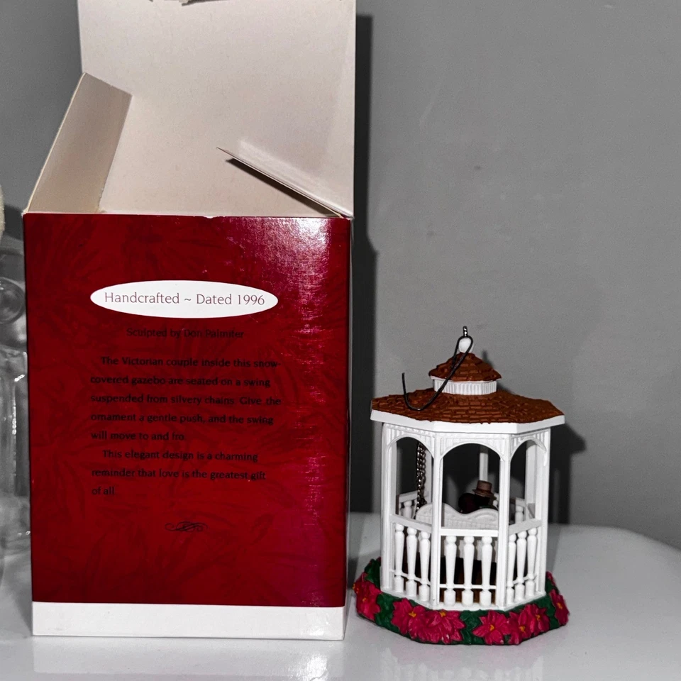 Hallmark Keepsake Ornament Our Christmas Together 1996 Victorian Gazebo Pareja Foto 4 de 4