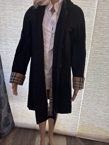 Burberry London trench coat features the brand's iconic beige Nova check lining - Imagen 7 de 11