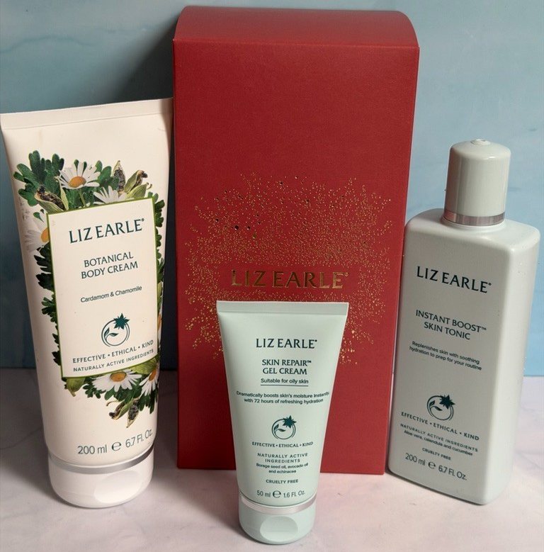Liz Earle Gel Botanically Powered Daily Skincare Routine - Image 3