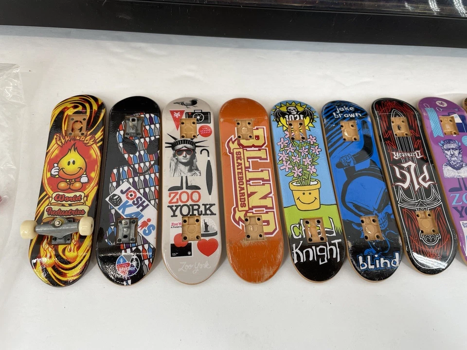 Lote de tableros Tech Deck con algunos accesorios y vitrina de almacenamiento Foto 3 de 4