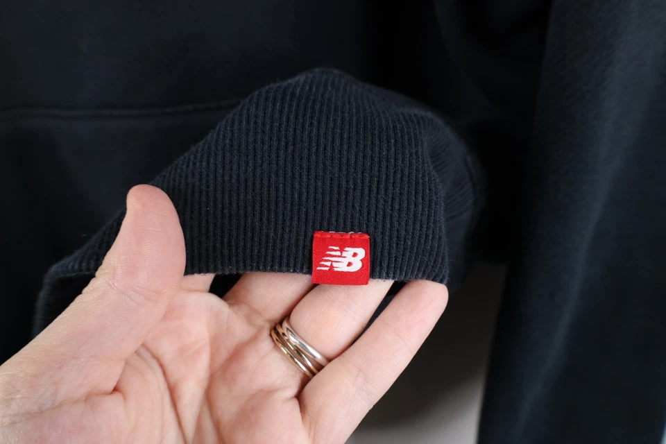 Sudadera con Capucha Parche Fieltro Logo Grande Desteñido De Colección New Balance Para Hombres Negra Foto 4 de 4