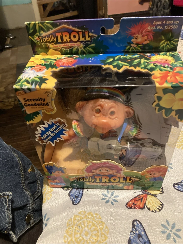 Totally Trolls Serenity Goodwin Serie 2 Sostén su mano en un mensaje aparece Foto 4 de 4