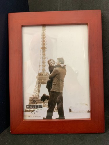 Malden International Designs - Cornice portafoto da parete con 8 aperture in legno MDF di qualità opaca, con motivo Momenti della famiglia + Memories, colore: grigio chiaro