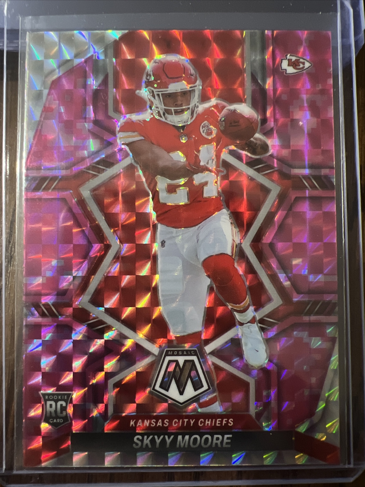 2022 Panini Mosaic Skyy Moore RC #319 Camo Pink Parallel Kansas City Chiefs