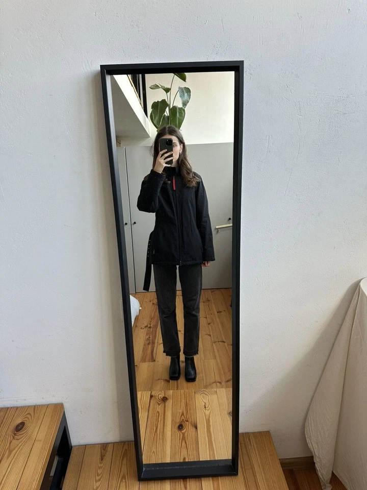 Chaqueta para mujer Prada Gore-Tex negra hecha en Rumania Foto 4 de 4