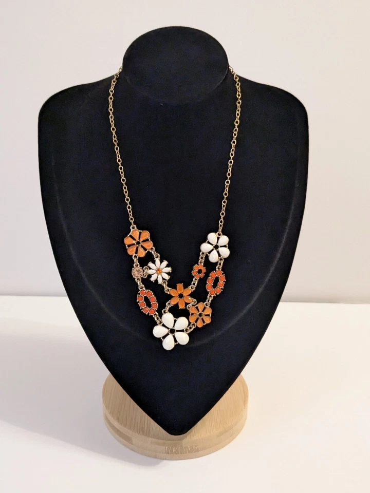 Colar Avon novo com etiquetas laranja e branco flor babador estilo tom dourado declaração. BOHO 16" - Imagem 3 de 4
