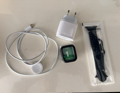 Schnellladegerät Apple SE (2022) 40 mm GPS mit schwarzem Silikon-Sportarmband