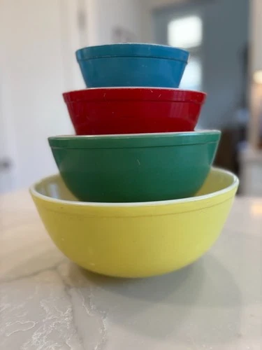 Vintage PYREX Primary Colors Set of 4 Nesting Mixing Bowls Yellow Green Red Blue