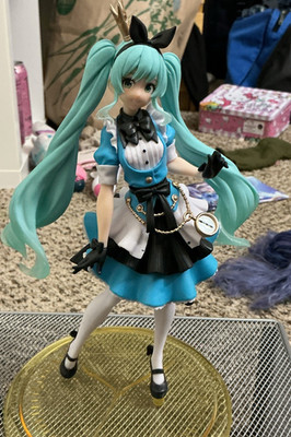 Hatsune Miku figure, not sure on the official name? 