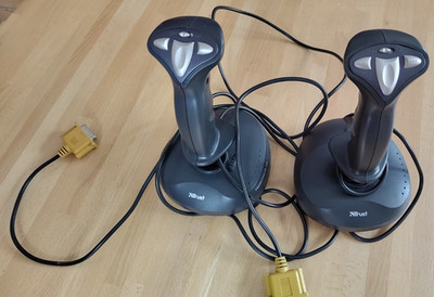 2 x Xtrust Predator 100 Joysticks