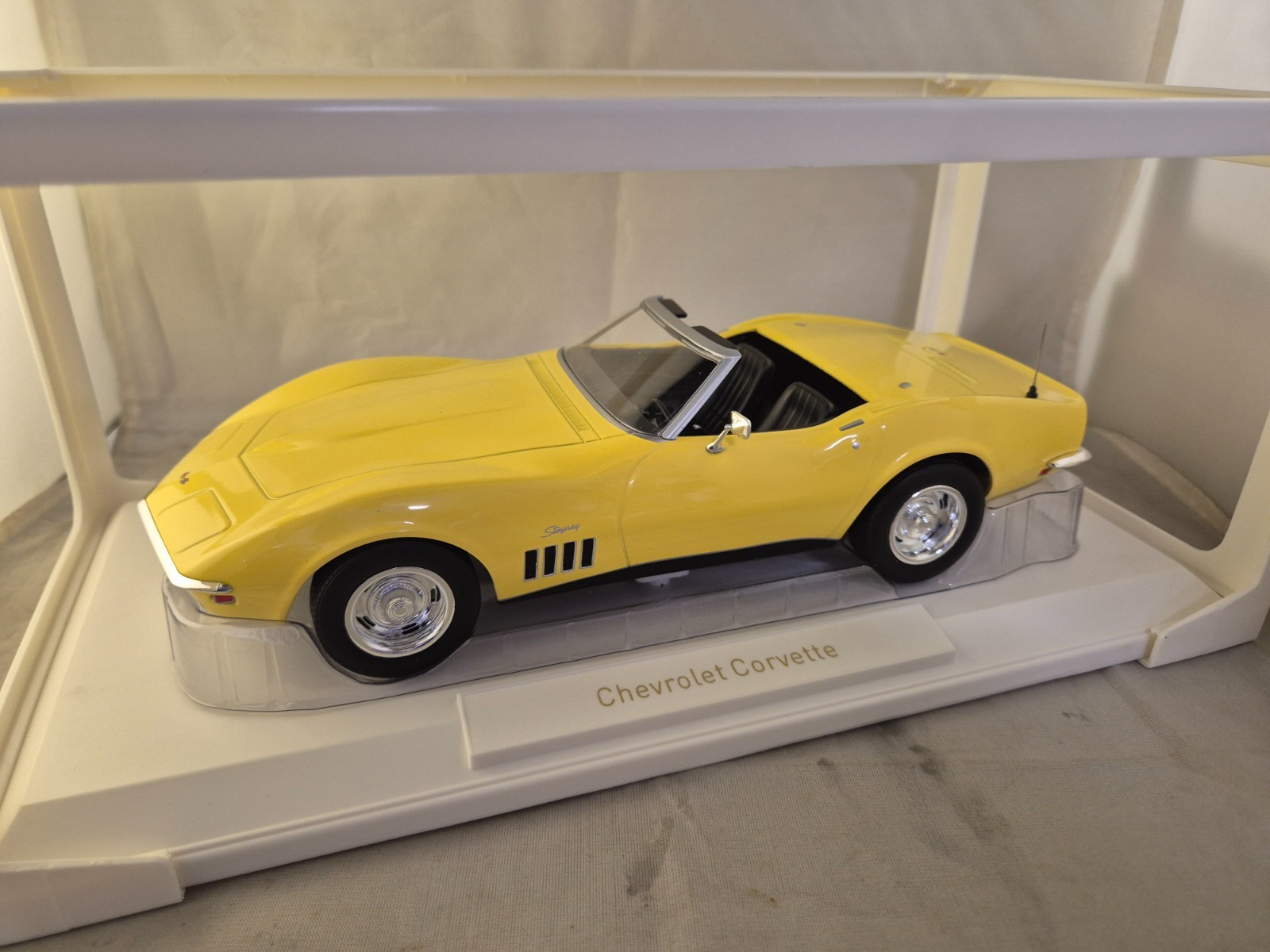 Corvette Convertible 1969 Norev 1/18 cabriolet jaune pour décoration de bureau vintage