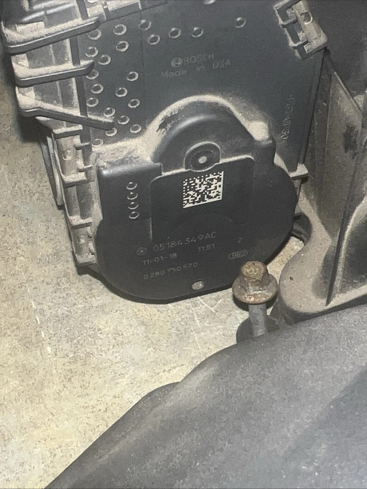 Dodge Journey 2016 colector de admisión de 3,6 L con carrocería de acelerador 05184693AE 05184349AC Foto 4 de 4