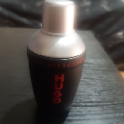 HUGO BOSS Just Different Men Eau de Toilette - 40ml, 90% links in Flasche