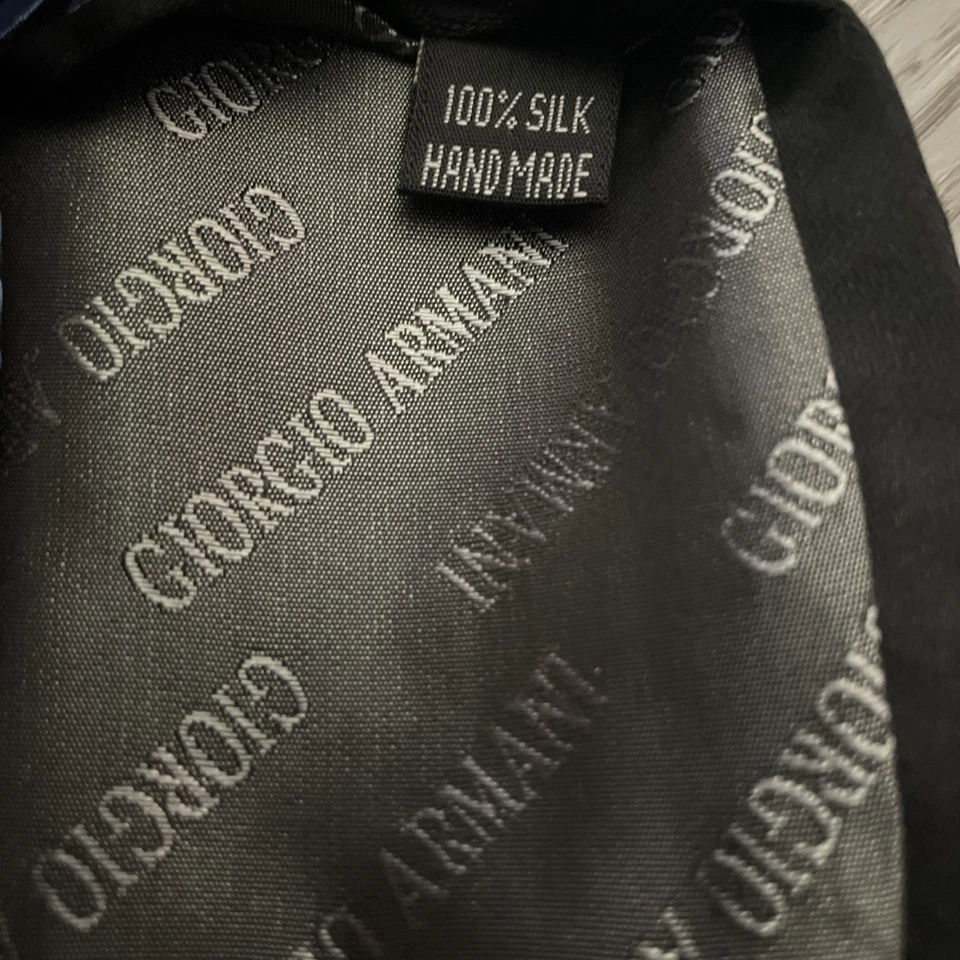 Gravata masculina vintage Giorgio Armani 100% seda, feita na Itália listra azul/preta à mão - Imagem 4 de 4