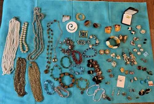 Vintage Estate Costume Jewelry Lot Of  90+ Pieces Colorful Chunky Mixed Lot