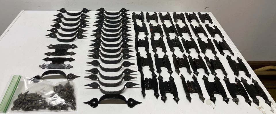 Lote de 55 peças de puxador e dobradiça vintage recuperada recuperada com parafusos góticos - COMO ESTÁ - Imagem 2 de 4