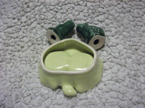 VINTAGE FROGS SALT & PEPPER SHAKERS & LEAF TRAY Set of three - Picture 7 of 8