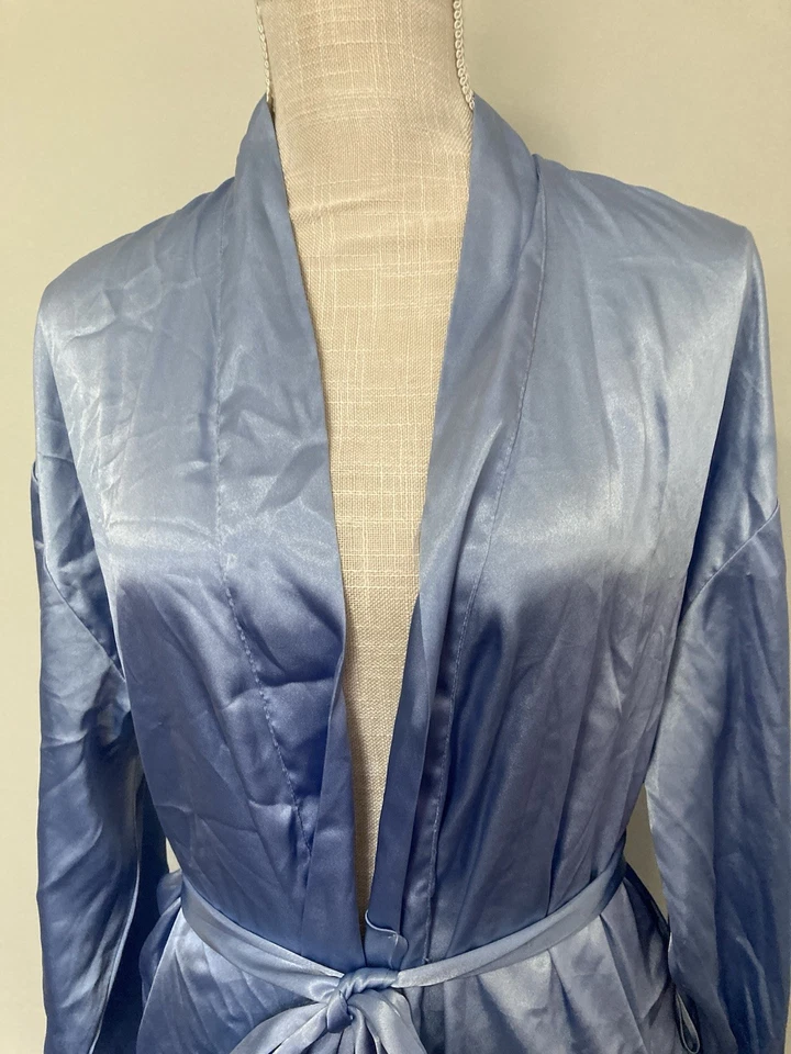 Bata de satén azul claro Victoria’s Secret talla única Foto 4 de 4