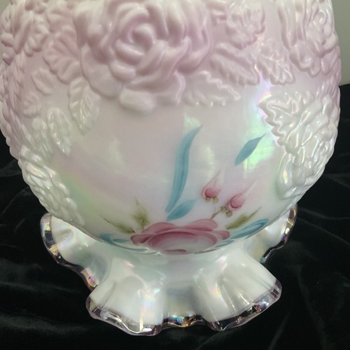 FENTON ART GLASS WHITE OPALESCENT LAVENDER ROSE LAVENDER CREST Signed  Vase 7” - Foto 10 di 11