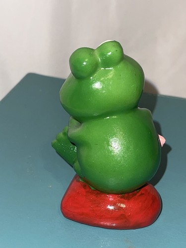 Cute Resin Frog Figurine Valentine’s Day Sitting On Heart With Envelope Fun - Picture 3 of 6