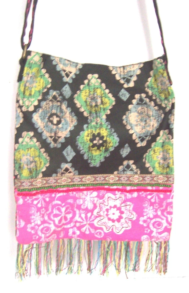 Libro de bolsillo Batik rosa, negro y verde 12" x 14" x 3" con correa caída de 16" Foto 2 de 4