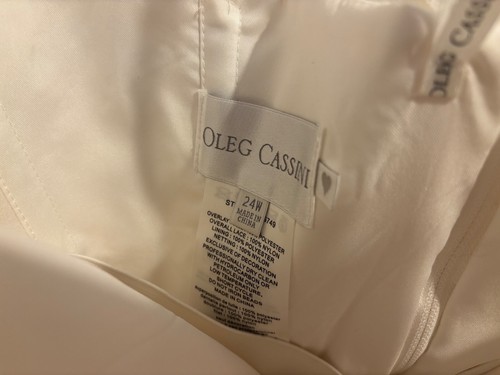 Davids Bridal Wedding - Dress Oleg Cassini -8CWG737- Size 24W - Picture 7 of 11