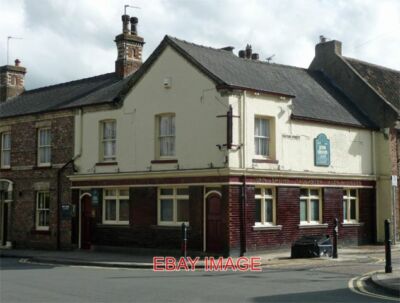 FOTO GOLDEN BALL VICTOR STREET YORK EIN JOHN SMITH'S PUB (DAMALS) MIT GLASUR