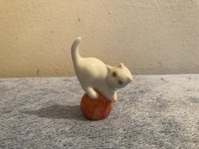 HEREND CAT ON BALL SOLID WHITE HANDPAINTED PORCELAIN FIGURINE HUNGARY