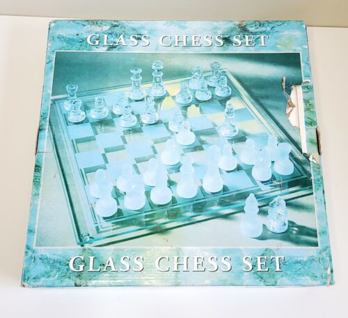 Ensemble d'échecs en verre morceaux de verre transparents et givrés et planche en verre dans une boîte endommagée - Photo 1/9