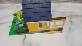 LEGO Creator 31035 Beach Hut Alternate Build House w/ Minifig Surfboard Retired
