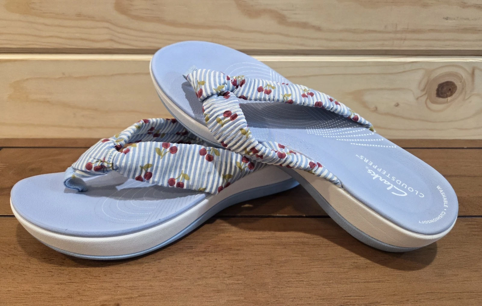 Infradito Clarks Cloudsteppers donna blu con zeppa bassa ciliegie 9