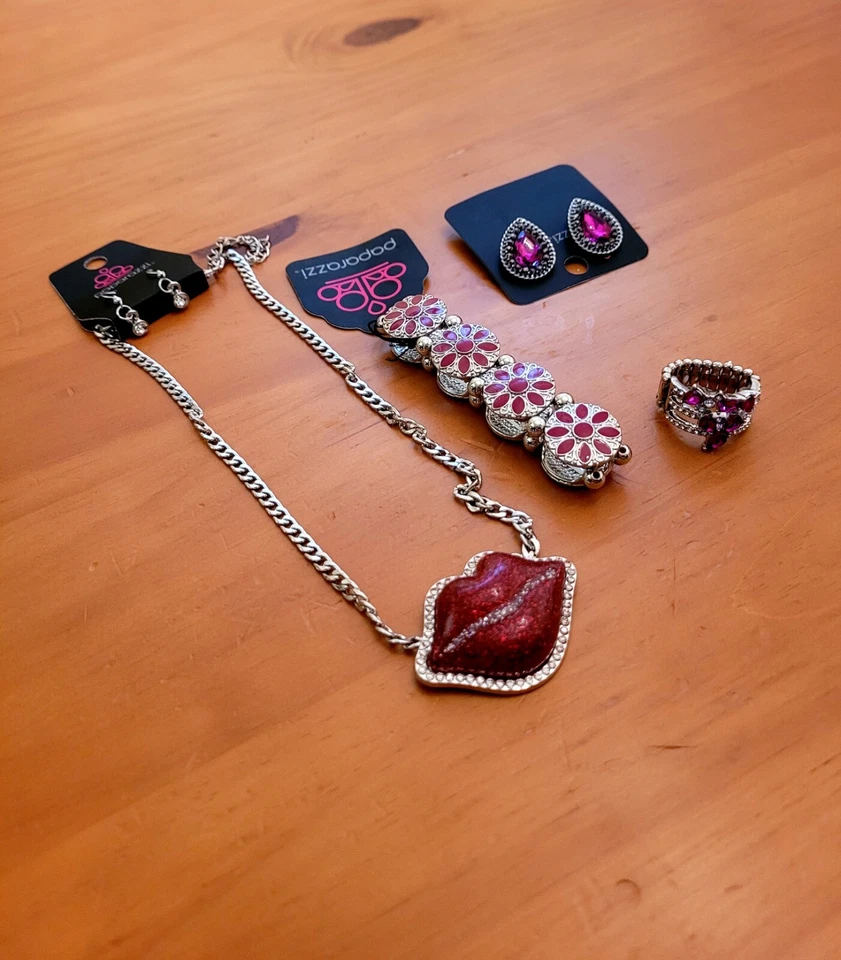 Joyería Paparazzi 💋 COLLAR ROJO BLOQUEO LABIO HERMOSO Juego de 4 Piezas. Foto 4 de 4