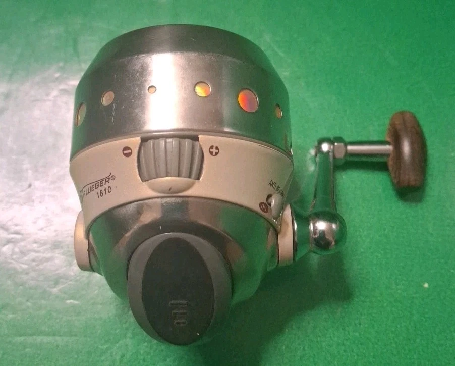 Pflueger 1810 Pesca Cara Cerrada Real, Suave  Foto 2 de 4