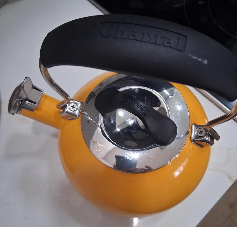 Tetera Chantal amarillo esmalte sobre acero 2 cuartos - silbato Foto 3 de 4