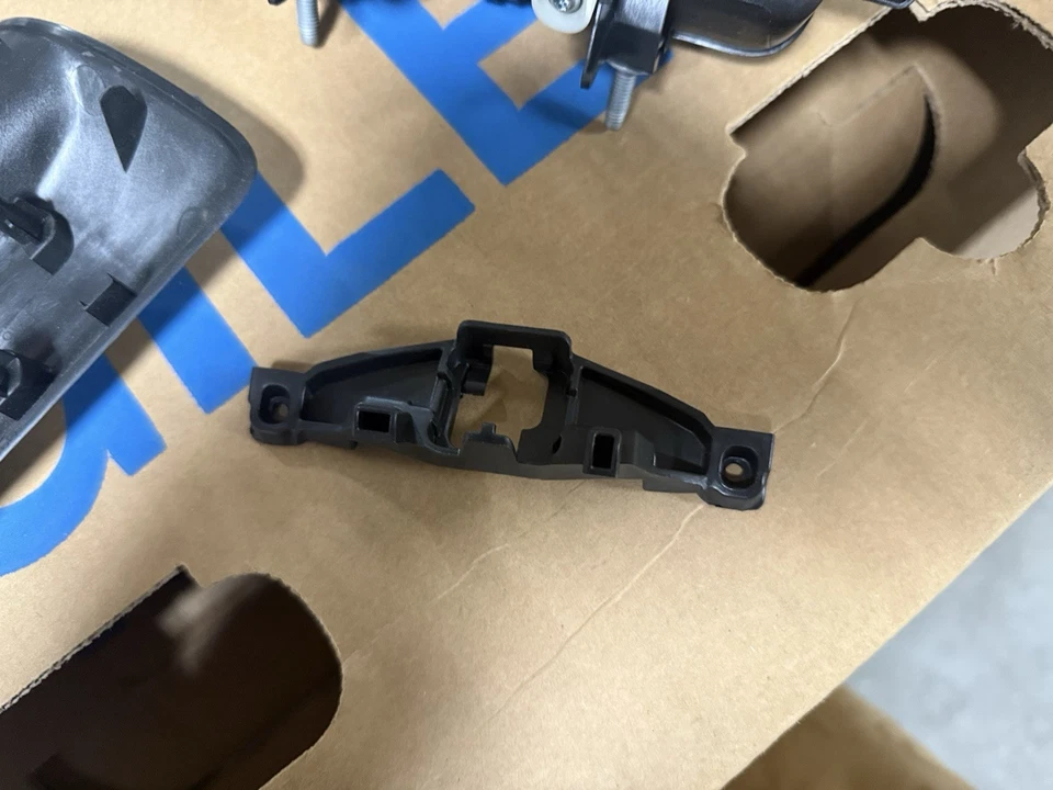 68578934AA: 2022-2025 RAM 1500, 2500, 3500 manija de puerta trasera negra con Parkview Foto 4 de 4