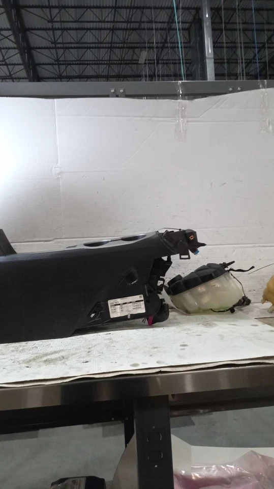 2018 Chevrolet Cruze Center Console Lid Silver OEM 84085494 112k Miles - Imagem 2 de 4