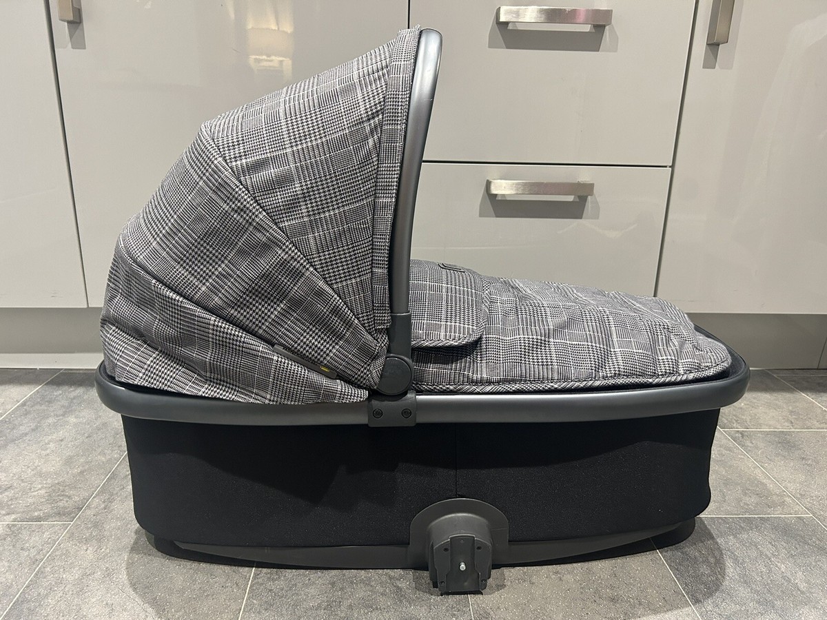 BabyStyle Oyster Carrycot In Manhattan Grey Check