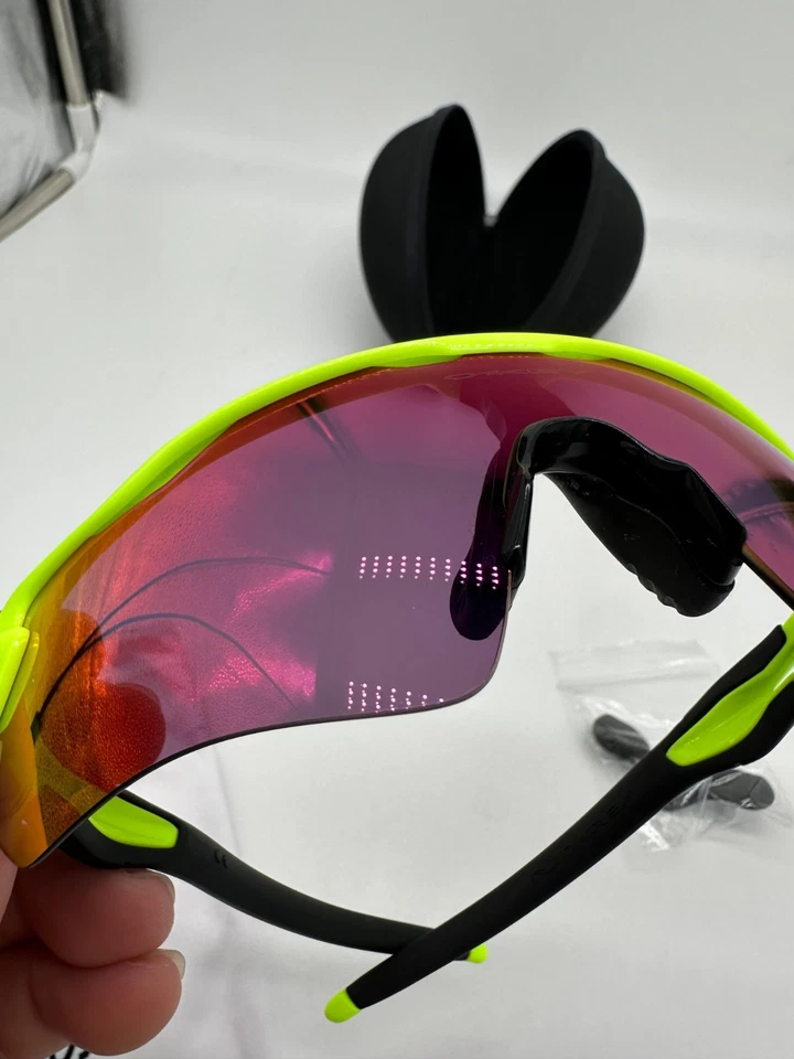 Gafas de sol deportivas Oakley personalizadas - Marco amarillo neón - Lente púrpura Prizm - Excelente Foto 4 de 4