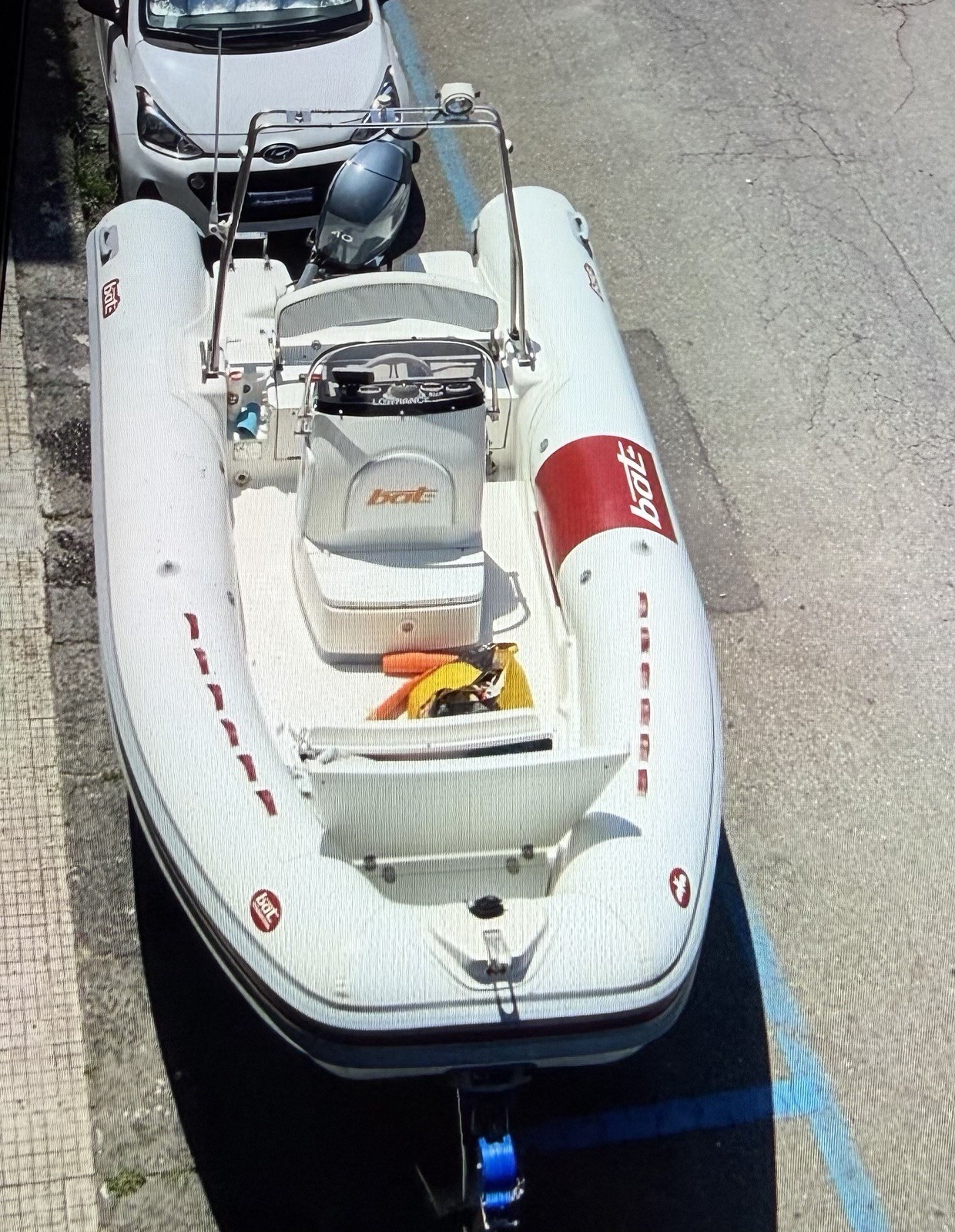 BAT Gommone bianco/rosso con Yamaha 40 4T fuoribordo e console Lowrance