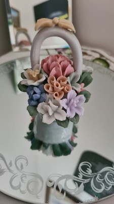 Schöner Keramik Korb und Blumen Ornament